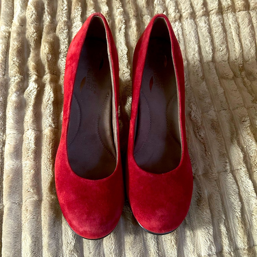 AEROSOLES Red Suede Heels 9.5 EUC